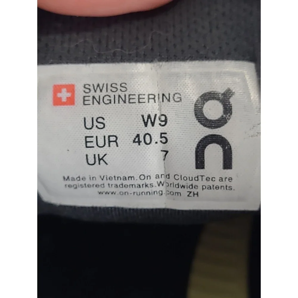 On Womens Swiss Engineering Cloudflow Gray‎ Running Shoes Sneakers Size 9
